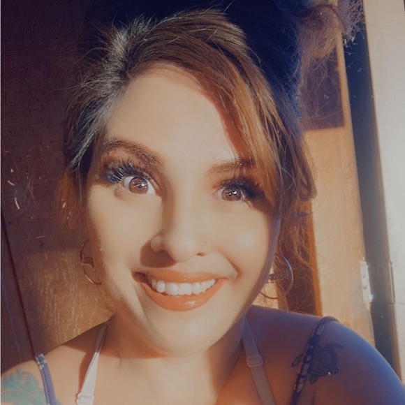 Meet your Posher, Alejandra - Picture 2 of 2